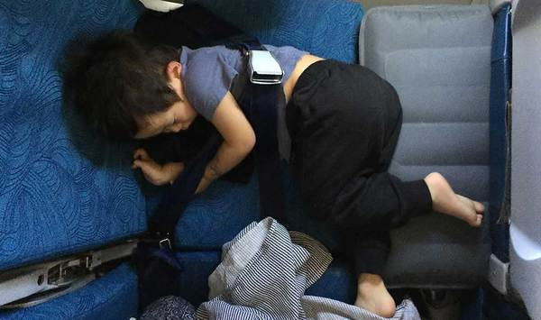 機内で寝る子供